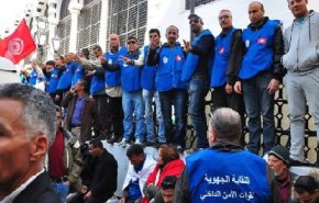 آلاف الأمنيين يتظاهرون أمام قصر الحكومة التونسية