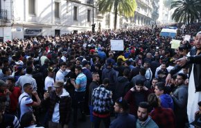 وفاة نجل شخصية جزائرية معروفة خلال المظاهرات
