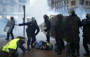 دستگیری ۱۵۱ معترض در پاریس/ جنایتکار؛ لقب جدید ماکرون برای جلیقه‌زردها 