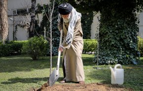 کاشت دو نهال میوه توسط رهبر معظم انقلاب اسلامی
