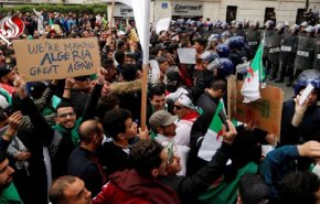 رویترز: خیابان‌های پایتخت الجزائر مملو از معترضین شده است