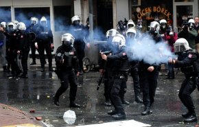 الشرطة التركية تفرق متظاهرين احتجاجا على عزل رؤساء بلديات أكراد