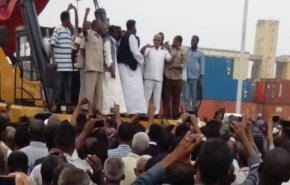 بعد إضراب في أكبر موانئ السودان.. هذا قرار البشير