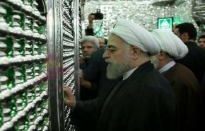 الرئيس روحاني يزور مرقد الإمامين الكاظمين