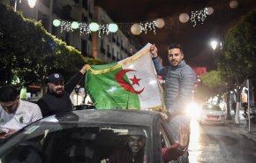 جزائريون يحتفلون بعد قرارات بوتفليقة