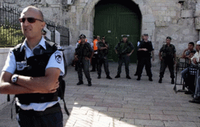 الإحتلال يغلق الأقصى و الشبان يحرقون مقراً للشرطة 'الإسرائيلية'