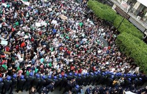 چهارمین جمعه تظاهرات در الجزائر و شعار علیه رئیس‌جمهور فرانسه