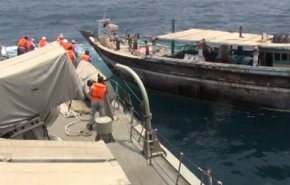 نجات یک لنج ایرانی حامل مواد غذایی توسط ناو ارتش در دریای عمان 