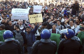 اعتقال 75 متظاهرا وإصابة 11 شرطيا في العاصمة الجزائرية