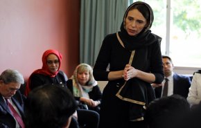 شاهد: رئيسة وزراء نيوزيلندا ترتدي الحجاب احتراما لضحايا المسجدين
