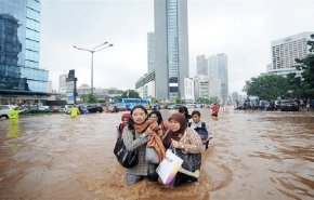 شاهد امطار موسمية تتسبب بانزلاقات ارضية خطيرة و 68 وفاة في اندونيسيا 