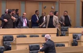 زد و خورد در پارلمان اردن بر سر «معامله قرن»؛ مطالبه اخراج سفیر صهیونیستی + فیلم
