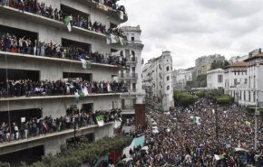 لا الرئيس الجزائري خاطر بمستقبل البلاد ولا معارضوه
