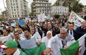 شاهد: الحراك الشعبي في الجزائر يلبس الحلة البيضاء