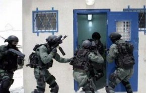 بالفيديو: إصابة فلسطينيين وطعن ضابطين بسجن النقب