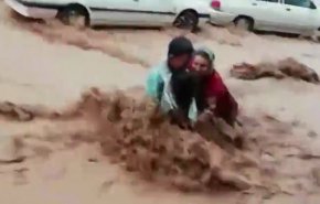 لحظه نجات مادر و فرزند از سیل وحشتناک در شیراز + فیلم