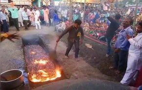 بالفيديو.. امرأة تسقط في الفحم المشتعل خلال مهرجان في الهند