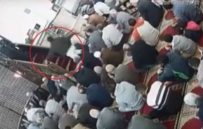شاهد الاعتداء على إمام مسجد في مصر أثناء إلقائه خطبة الجمعة