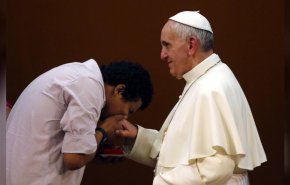بوسیدن دست پاپ؛ جدیدترین عامل جنگ فرهنگی در میان کاتولیک‌ها