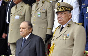 الجيش الجزائري يحسم التناقضات بشأن عزل بو تفليقة