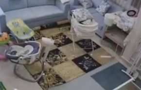 بالفيديو: خادمة تنتشل رضيعا قبل لحظات من سقوط السقف!