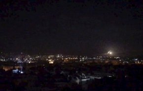فارس الشهابي يحمل بقايا صاروخ اسرائيلي في حلب.. لن تصدقوا ماذا فعل بها