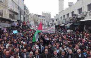 آلاف الأردنيين  يصرخون ‘غزة..غزة..ذوقتينا طعم العزة’
