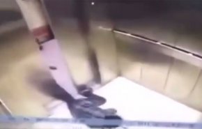 فيديو مروع.. سيدة تفقد قدمها لحظة اغلاق المصعد