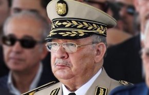 تلاش رئیس ستاد ارتش الجزایر برای حل بحران این کشور+فیلم