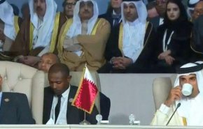 امیر قطر بدون سخنرانی اجلاس سران عرب را ترک کرد + فیلم