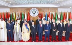 الصورة الوحيدة التي اجتمع فيها القادة العرب في قمة تونس
