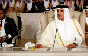 امیر قطر در اعتراض به چه چیزی نشست اتحادیه عرب در تونس را ترک کرد