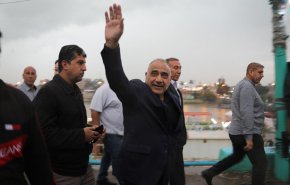 بالصور... عبد المهدي يزور الامام الكاظم (ع) سيراً على الاقدام
