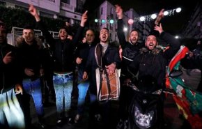 شاهد.. الجزائريون يحتفلون باستقالة بوتفليقة