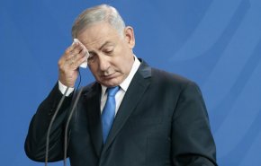 شاهد: امرأة تضع نتنياهو في موقف محرج امام زوجته