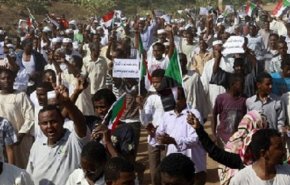الجيش السوداني يتعامل بوعي مع المتظاهرين 