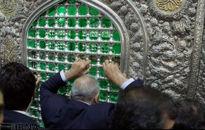 رئيس وزراء العراق يزور مرقد الامام الرضا (ع)