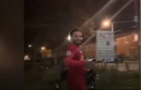مدافع ليفربول ينشر فيديو 'صلاح ودراجته' ونجم مصر يعلق