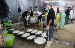 موکب ۲۰ نفره اهل بصره که در خوزستان روزانه ۱۵۰۰ پرس غذا طبخ می‌کنند + فیلم