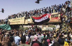 تجمع المهنيين السوداني يدعو لكسر حظر التجول 
