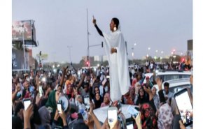 فیلم | دختر مشهور سودانی در تظاهرات چه شعری می‌خواند؟