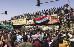 تظاهرات صدها هزار نفر در خیابان های اطراف ساختمان وزارت دفاع سودان در مرکز خارطوم
