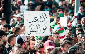 بالفيديو.. رحل بوتفليقة ولم يرحل الجزائريون من الساحات