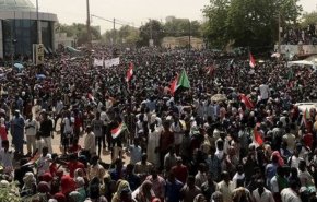 السودانيون يواصلون الاعتصام لليوم الثامن أمام مقر الجيش