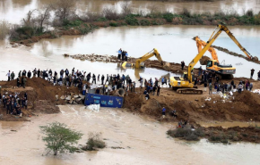 الجهود الشعبية لايقاف السيول في محافظة خوزستان الايرانية