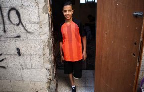 شاهد: طفل فلسطيني مبتور الساق يمارس كرة القدم 