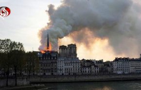 آتش سوزی مهیب در کلیسای تاریخی نوتردام پاریس/ برج کلیسا فرو ریخت + فیلم