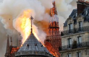 بالفيديو.. لحظة انهيار برج كاتدرائية نوتردام في باريس
