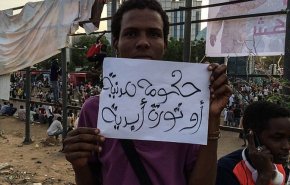 السودانيون يطالبون بحل المجلس العسكري واستبداله بمدني