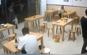  بالفيديو… أب يرهن إبنته الصغيرة في مطعم من أجل وجبة!